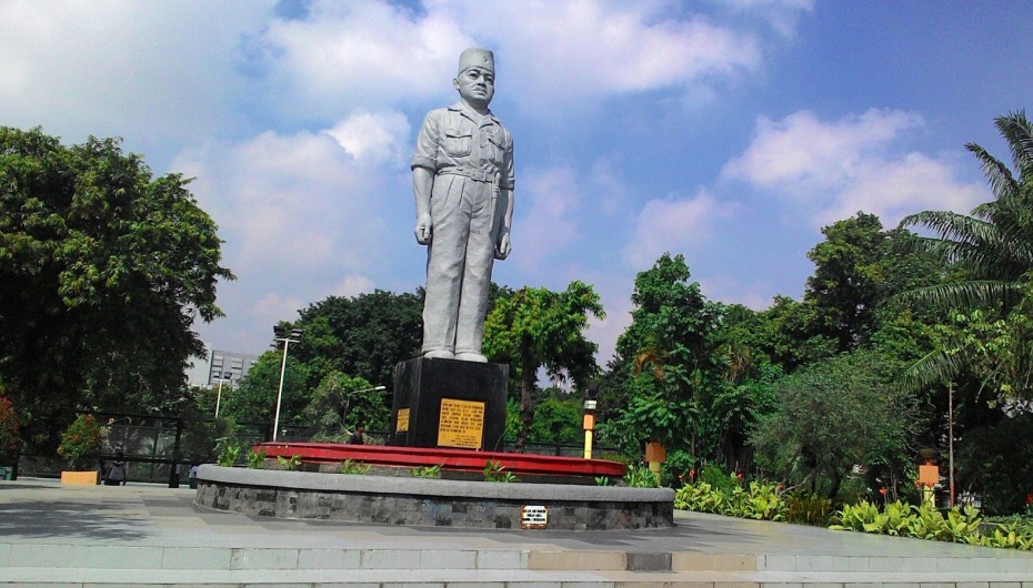 Patung Gubernur Suryo