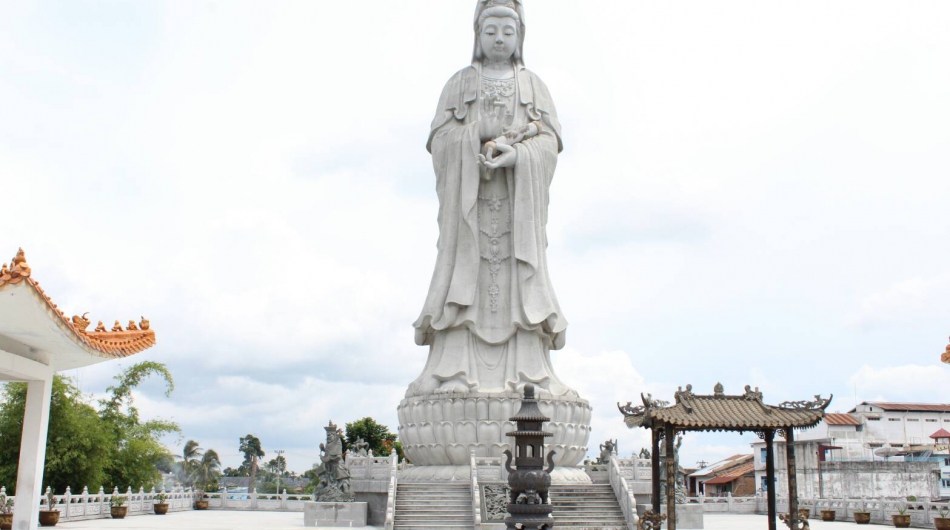 Patung Raksasa Kwan Im